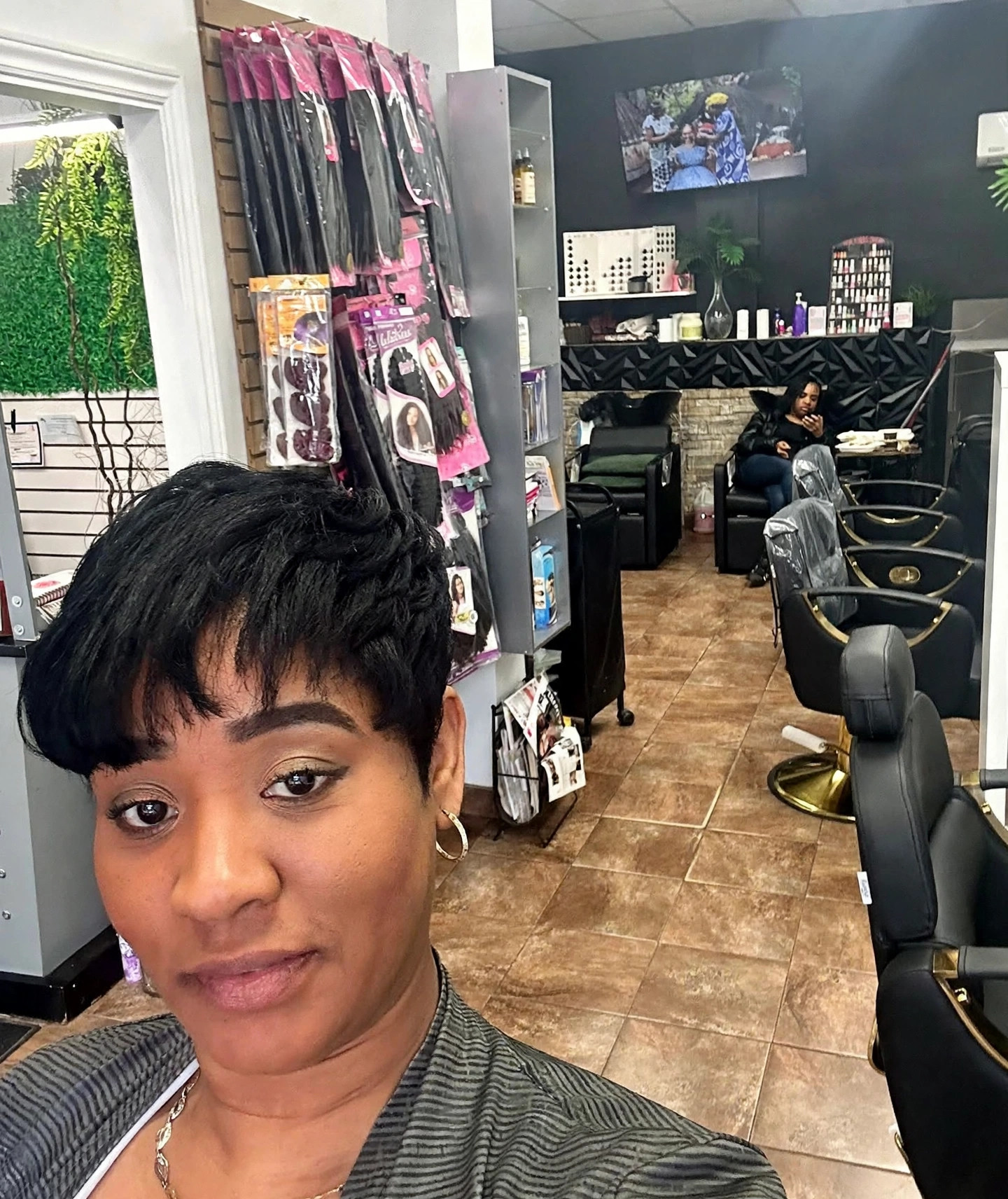 Windy dans le salon avec les fauteuils et les produits de coiffure
