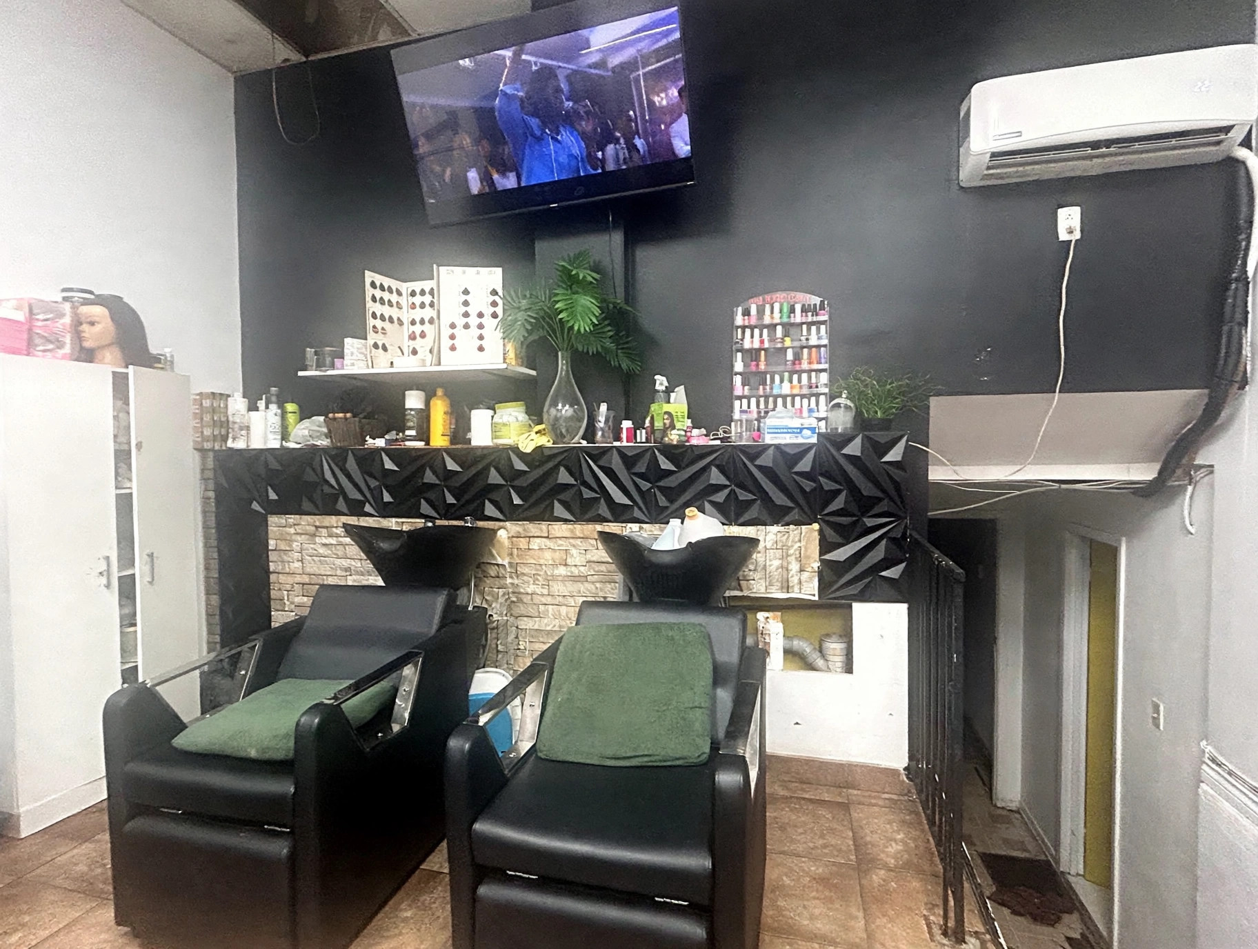 Espace shampoing du salon avec deux bacs et les produits